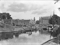 40483 Gezicht op de sloopwerkzaamheden aan de stadswal op het Paardenveld te Utrecht; rechts de Catharijnekade en op de ...